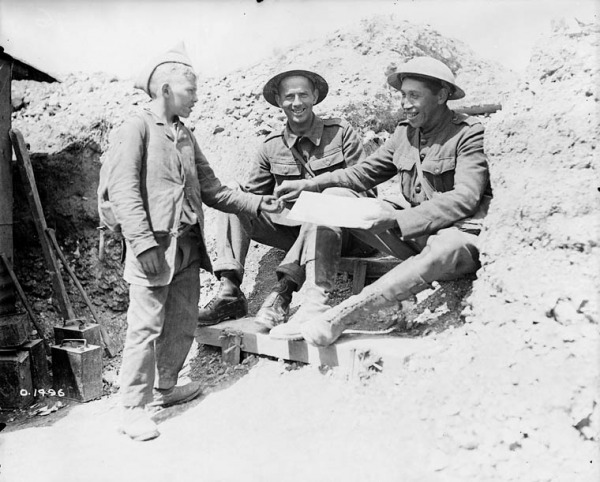 photographie de Tom Longboat dans les tranchées de la Première Guerre mondiale