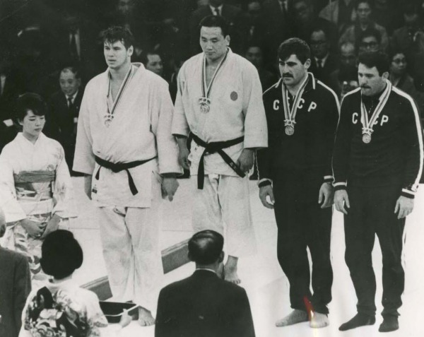 photo des médaillés des Jeux olympiques de 1964, Doug Rogers est à gauche