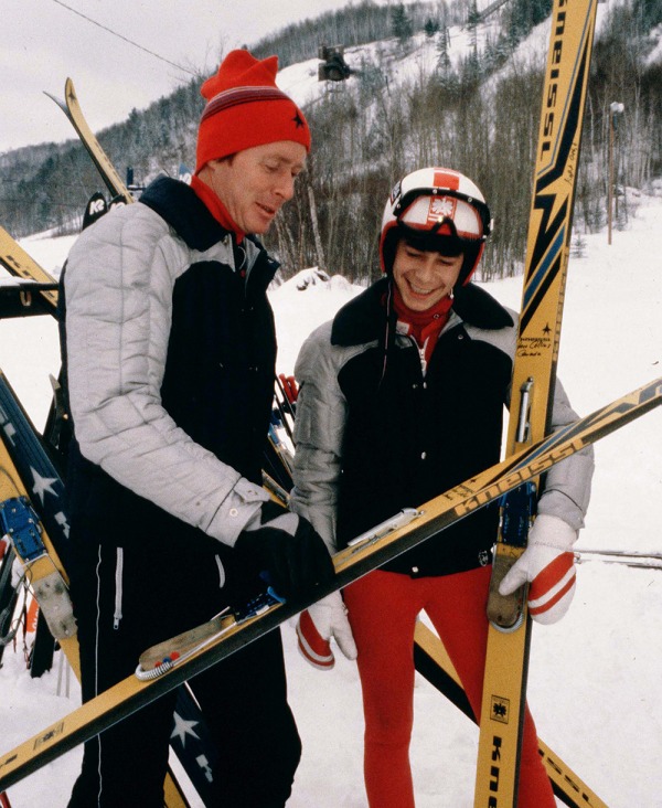 photographie de Steve Collins, jeune, avec son entraîneur aux Jeux de 1980 à Lake Placid