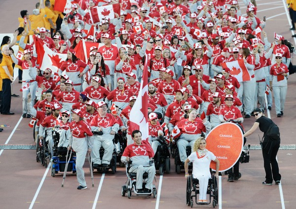 photo de l'équipe canadienne pénétrant dans le stade